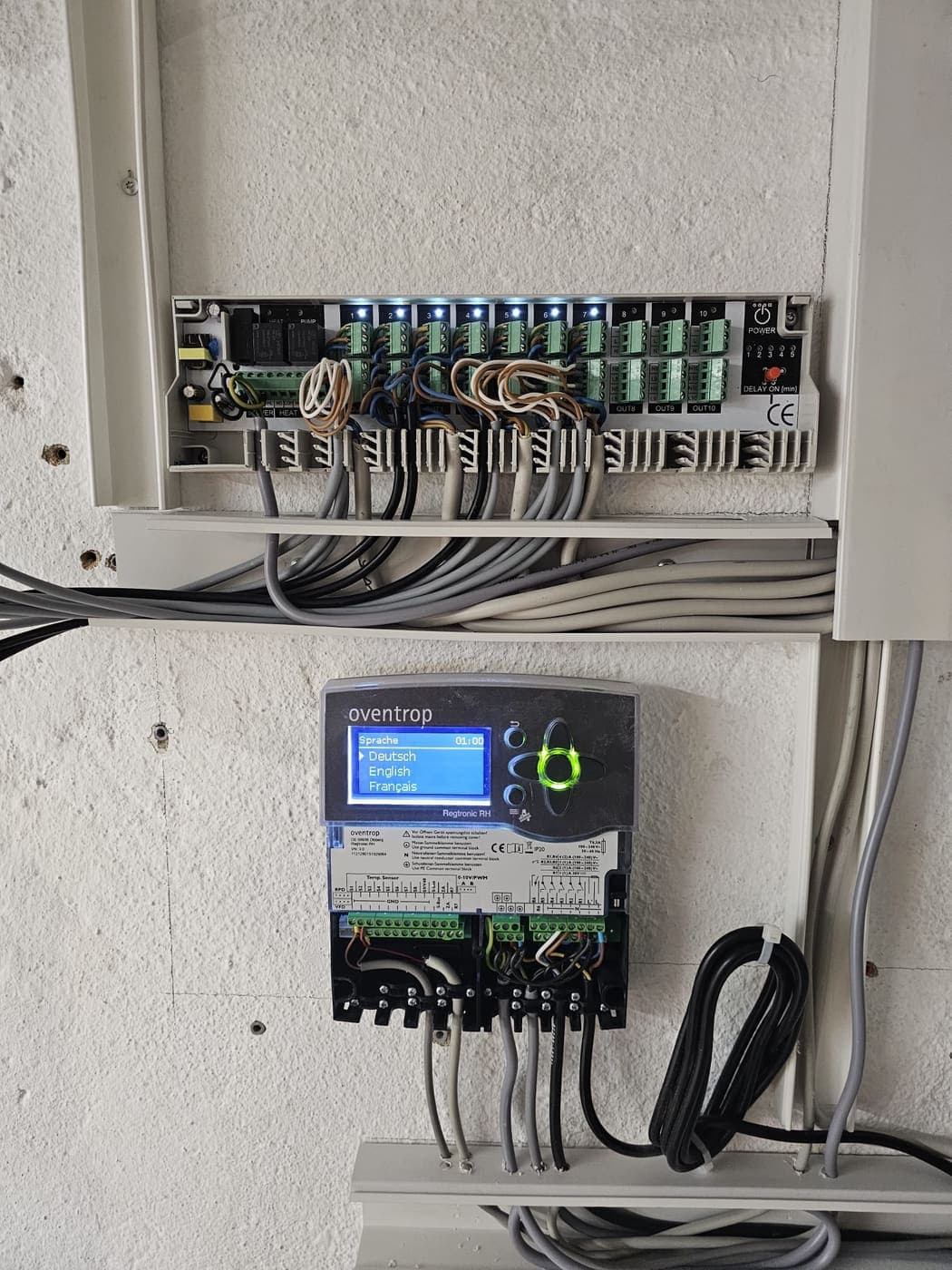 Anschlussmodul für die Heizkreise mit Status-Anzeigen, darunter das Regelgerät der Heizungsanlage.